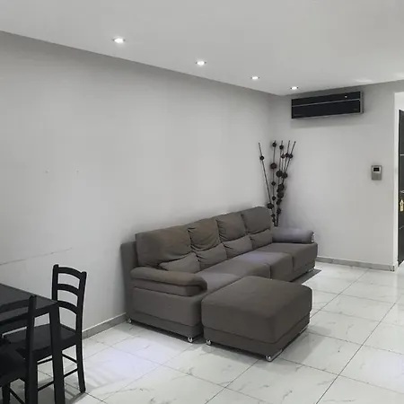 Lovely 2-Bed Apartment In Larnaca Appartamento Larnaca