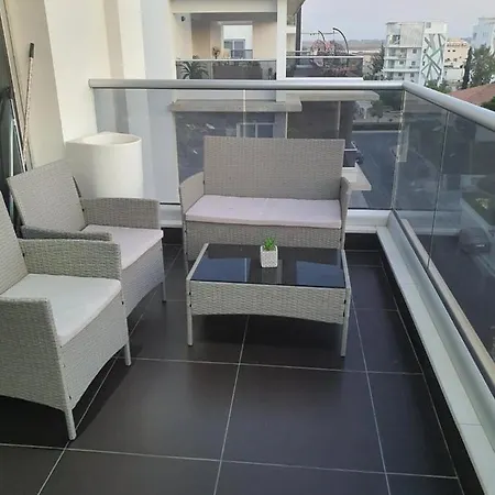 Lovely 2-Bed Apartment In Larnaca Appartamento *